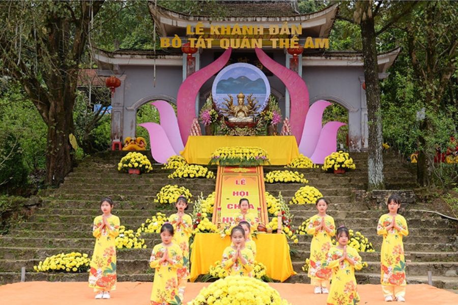 Lễ Hội Chùa Hương Tích - Sắc Màu Quê Hương Vang Vọng Giữa Núi Rừng