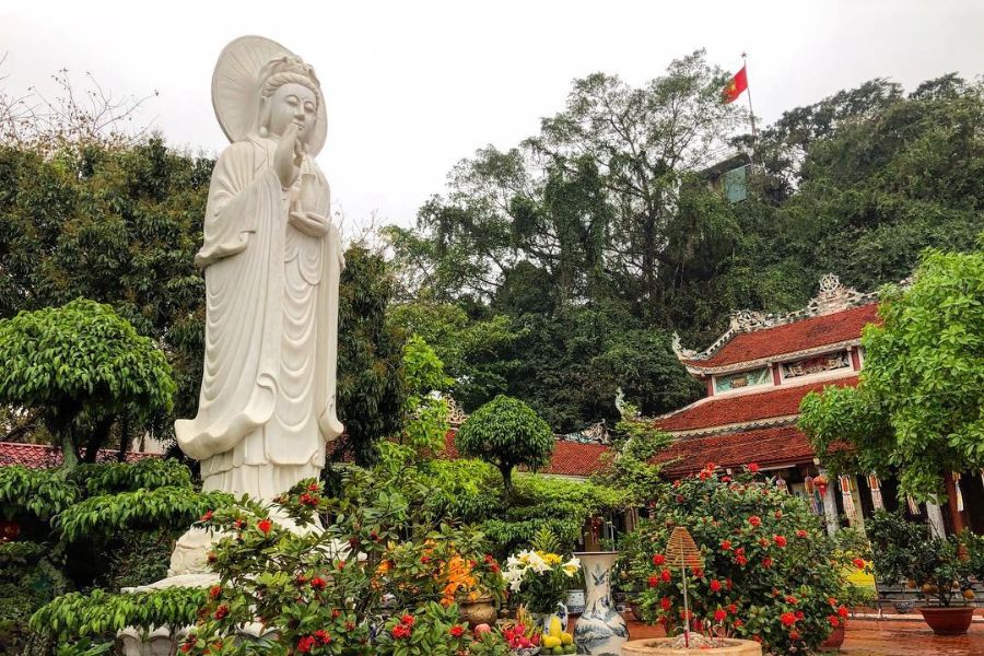 Khám Phá Chùa Non Nước: Lịch Sử, Không Gian Thanh Tịnh & Hướng Dẫn Tham Quan