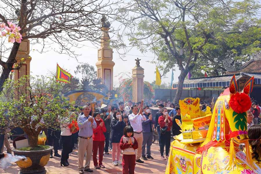 Nghi Lễ Cầu Lộc Đền Ông Hoàng Mười