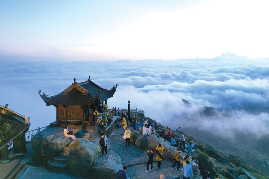 Lộ Trình Yên Tử: Từ Chân Núi Đến Đỉnh Chùa Đồng Thiêng Liêng