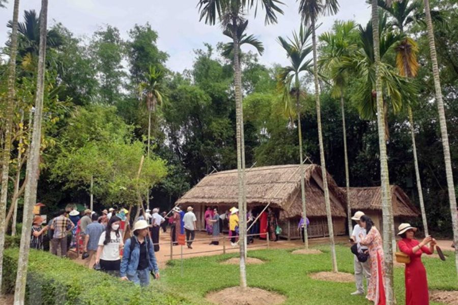 Kiều Bào Về Thăm Quê Hương: Giá Trị Văn Hóa Và Niềm Tự Hào Dân Tộc