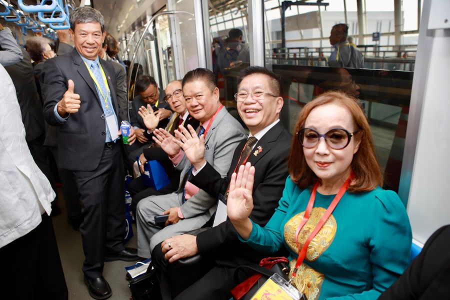 Kiều bào về thăm quê hương